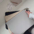 Video laden en afspelen in de galerijviewer, Pouch groot ⎮ Classic Black
