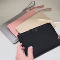 Video laden en afspelen in de galerijviewer, Pouch klein ⎮ Classic Black
